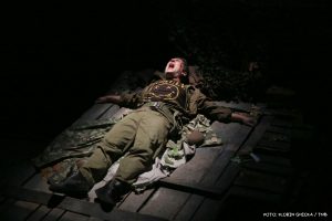 Mihai Calin in No Man's Land - Fotografie de teatru - ghioca.eu